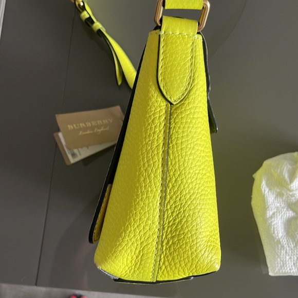 Women's Small Burberry Crossbody Bag In Neon Yellow Grained Calfskin - Picture 4 of 14